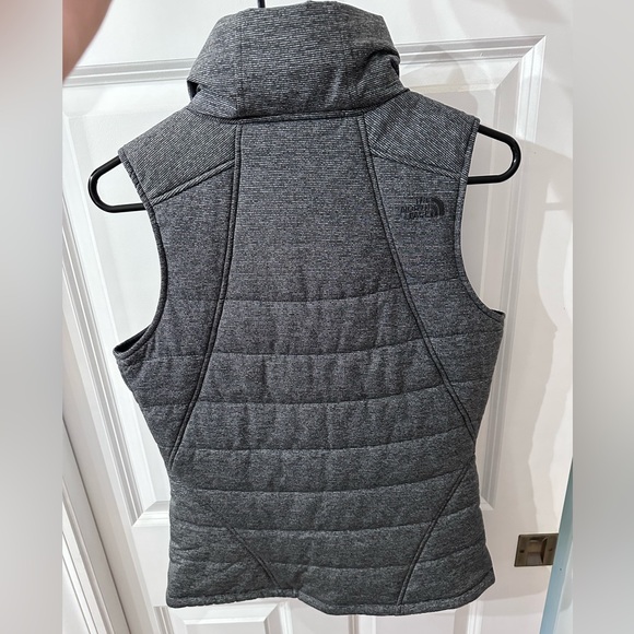 Northface quilted vest size small. Never worn! Like new! - Picture 3 of 3
